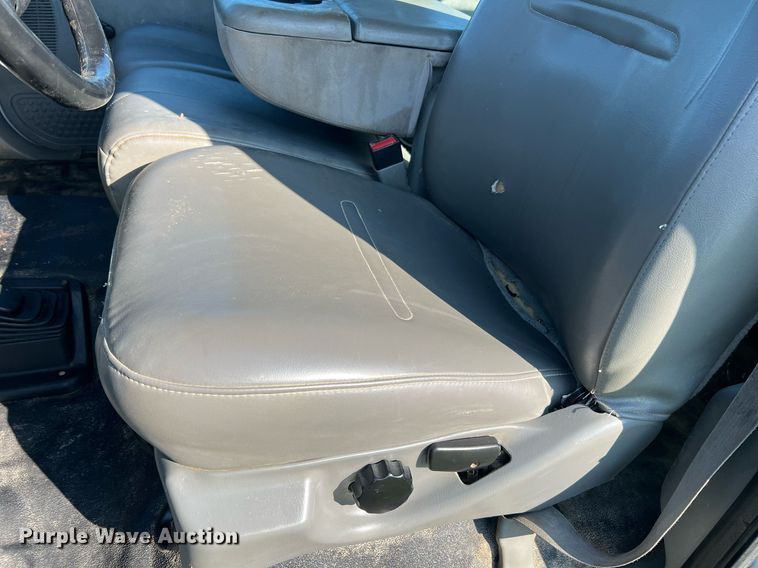 image for item NA9086 2005 Ford F350 Super Duty XL  Crew Cab utility bed pickup truck