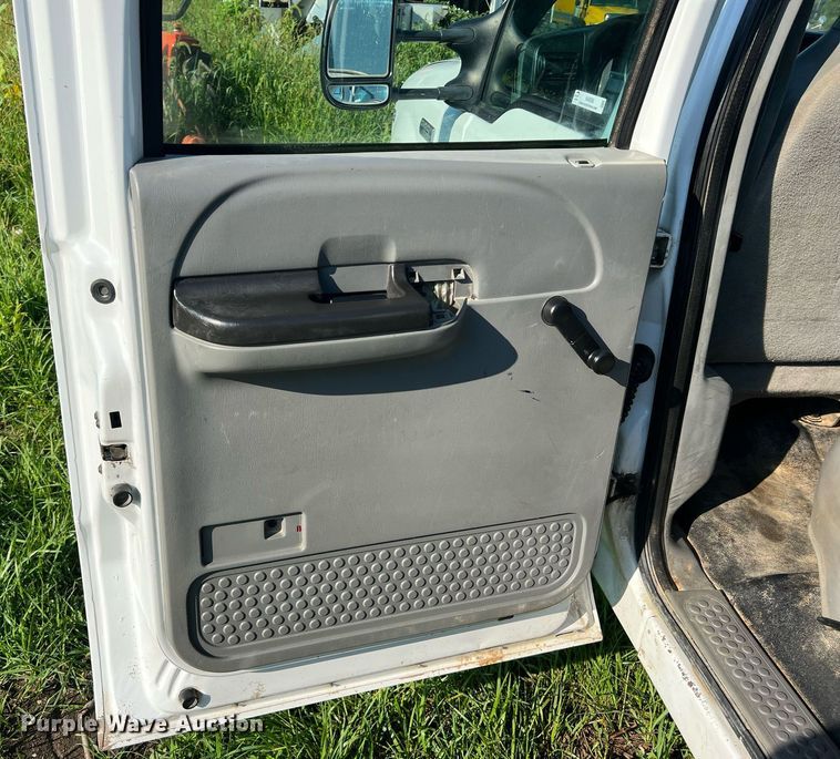 image for item NA9086 2005 Ford F350 Super Duty XL  Crew Cab utility bed pickup truck