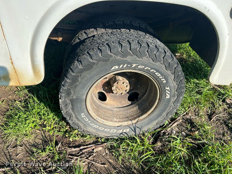 image for item NA9086 2005 Ford F350 Super Duty XL  Crew Cab utility bed pickup truck