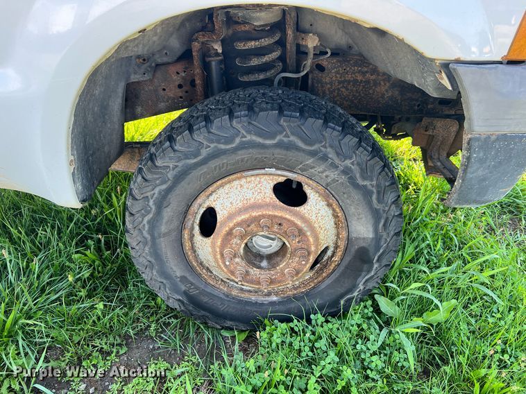 image for item NA9086 2005 Ford F350 Super Duty XL  Crew Cab utility bed pickup truck