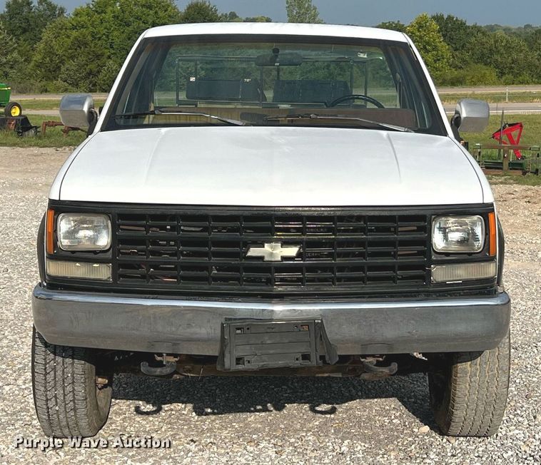 image for item NA9172 1990 Chevrolet Cheyenne 3500  pickup truck cab and chassis