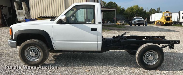 image for item NA9172 1990 Chevrolet Cheyenne 3500  pickup truck cab and chassis