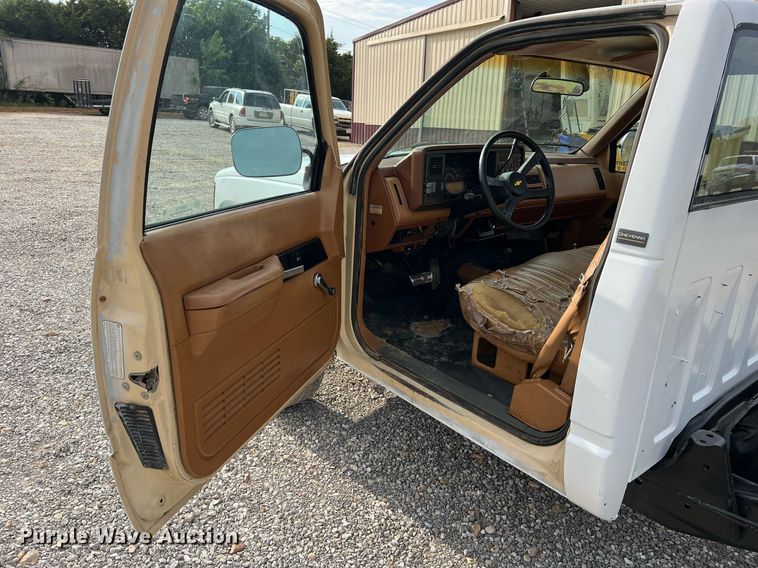 image for item NA9172 1990 Chevrolet Cheyenne 3500  pickup truck cab and chassis