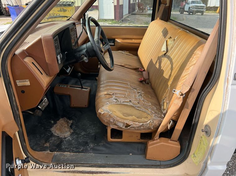 image for item NA9172 1990 Chevrolet Cheyenne 3500  pickup truck cab and chassis