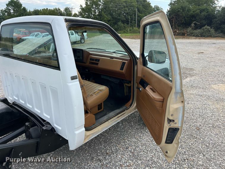 image for item NA9172 1990 Chevrolet Cheyenne 3500  pickup truck cab and chassis