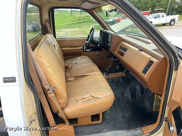image for item NA9172 1990 Chevrolet Cheyenne 3500  pickup truck cab and chassis