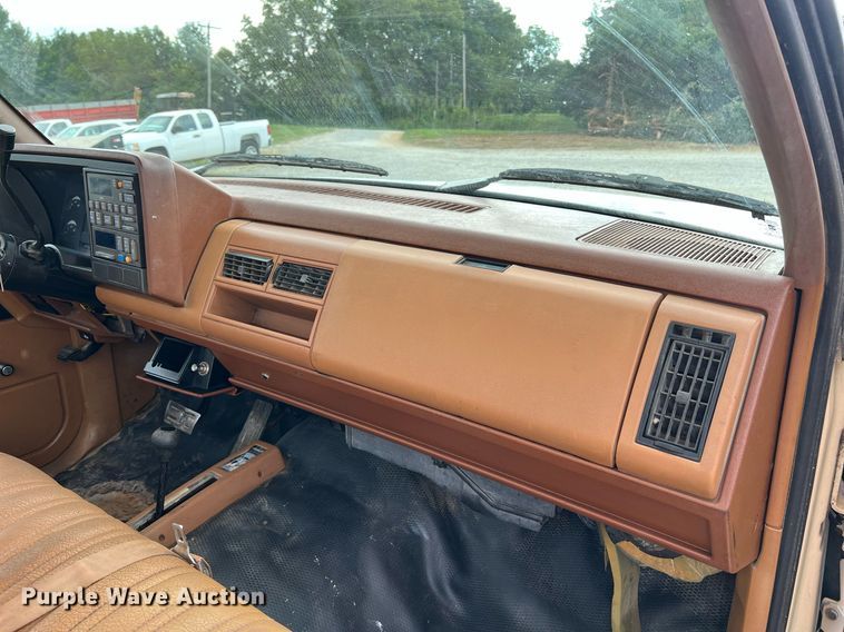 image for item NA9172 1990 Chevrolet Cheyenne 3500  pickup truck cab and chassis