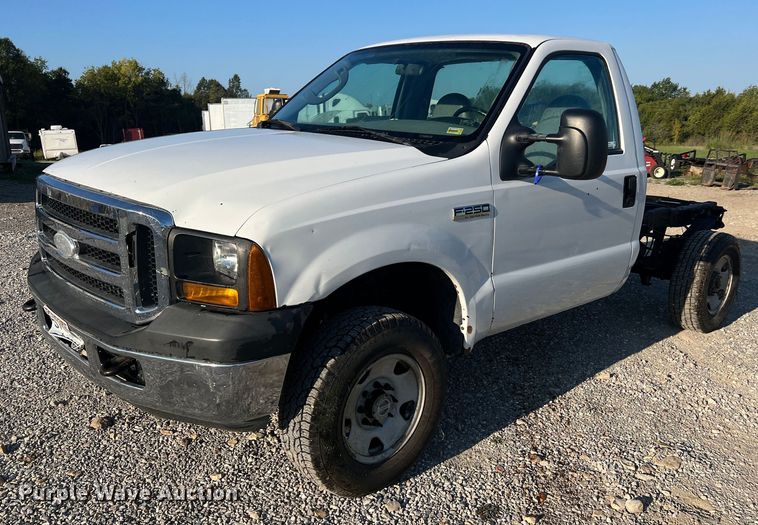 image for item NA9186 2006 Ford F250 Super Duty XL  pickup truck cab and chassis