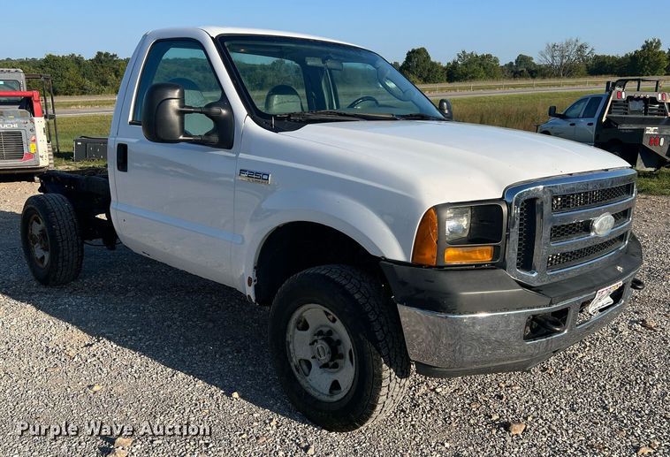 image for item NA9186 2006 Ford F250 Super Duty XL  pickup truck cab and chassis