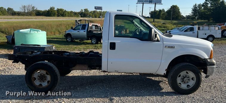 image for item NA9186 2006 Ford F250 Super Duty XL  pickup truck cab and chassis
