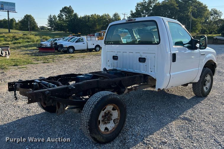 image for item NA9186 2006 Ford F250 Super Duty XL  pickup truck cab and chassis