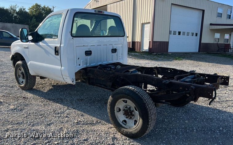 image for item NA9186 2006 Ford F250 Super Duty XL  pickup truck cab and chassis