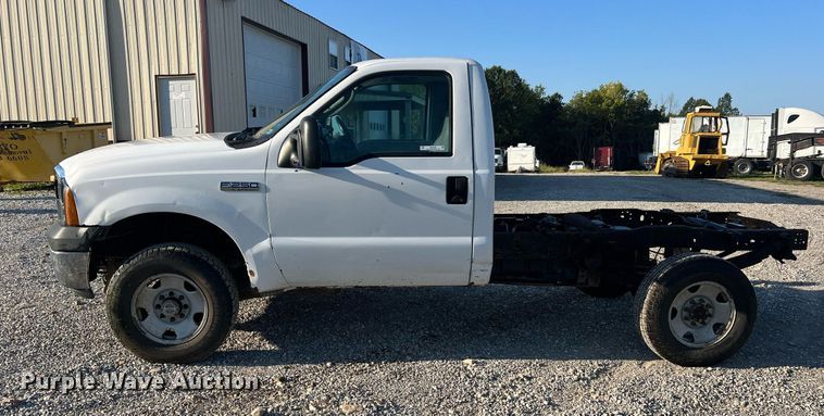 image for item NA9186 2006 Ford F250 Super Duty XL  pickup truck cab and chassis