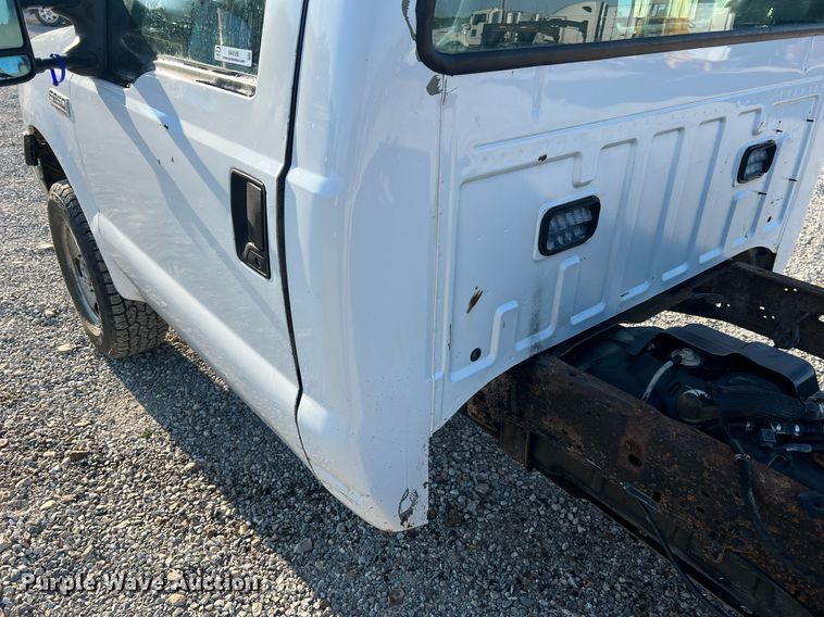 image for item NA9186 2006 Ford F250 Super Duty XL  pickup truck cab and chassis