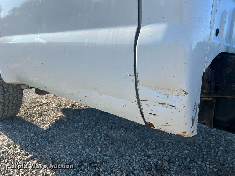 image for item NA9186 2006 Ford F250 Super Duty XL  pickup truck cab and chassis