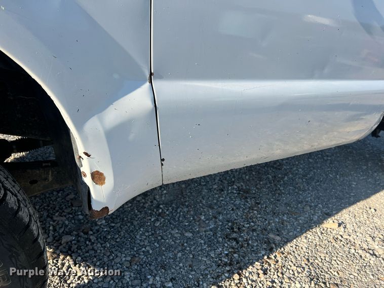 image for item NA9186 2006 Ford F250 Super Duty XL  pickup truck cab and chassis