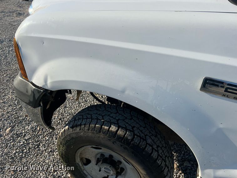 image for item NA9186 2006 Ford F250 Super Duty XL  pickup truck cab and chassis