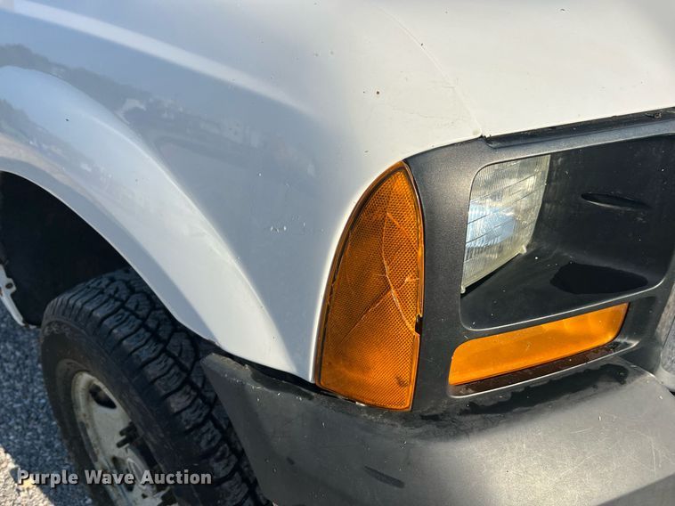 image for item NA9186 2006 Ford F250 Super Duty XL  pickup truck cab and chassis