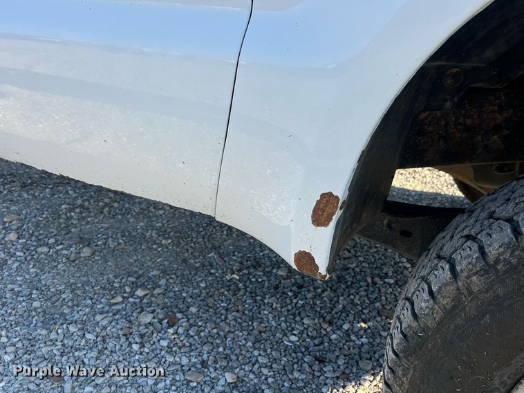 image for item NA9186 2006 Ford F250 Super Duty XL  pickup truck cab and chassis