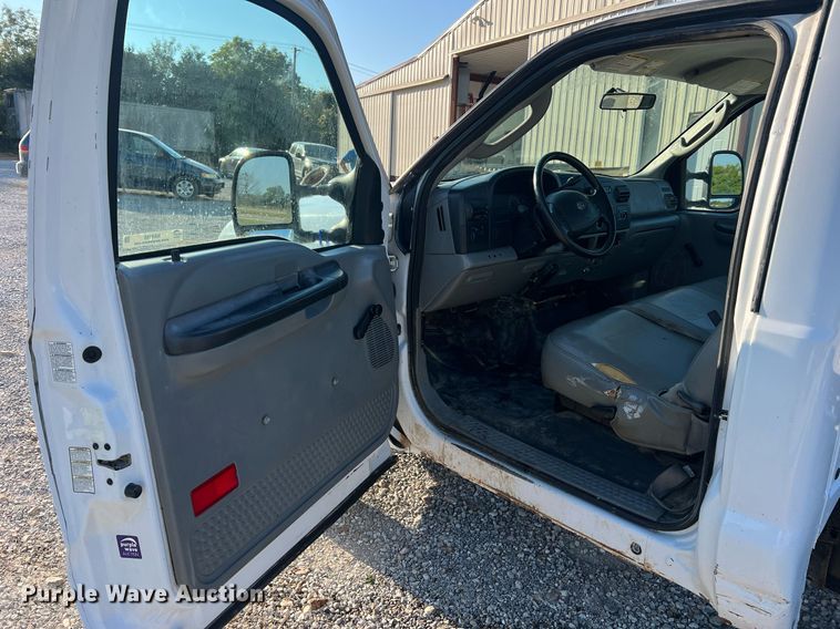 image for item NA9186 2006 Ford F250 Super Duty XL  pickup truck cab and chassis