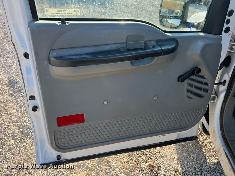 image for item NA9186 2006 Ford F250 Super Duty XL  pickup truck cab and chassis