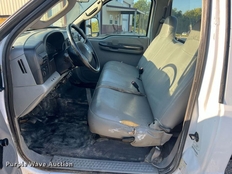 image for item NA9186 2006 Ford F250 Super Duty XL  pickup truck cab and chassis