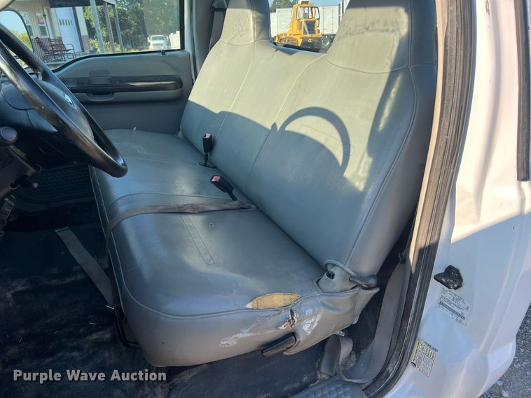 image for item NA9186 2006 Ford F250 Super Duty XL  pickup truck cab and chassis