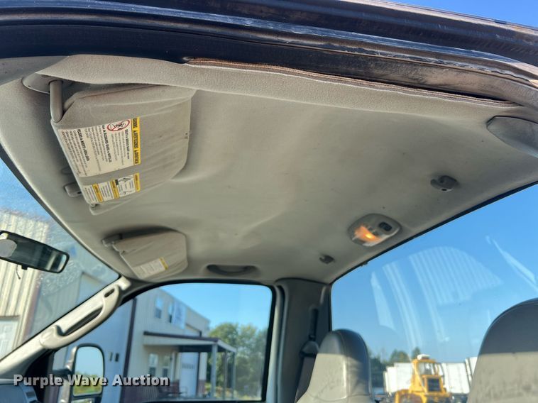 image for item NA9186 2006 Ford F250 Super Duty XL  pickup truck cab and chassis