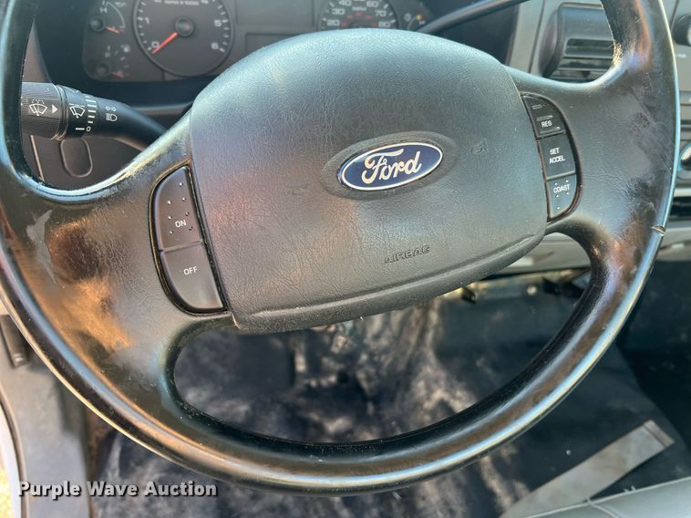 image for item NA9186 2006 Ford F250 Super Duty XL  pickup truck cab and chassis