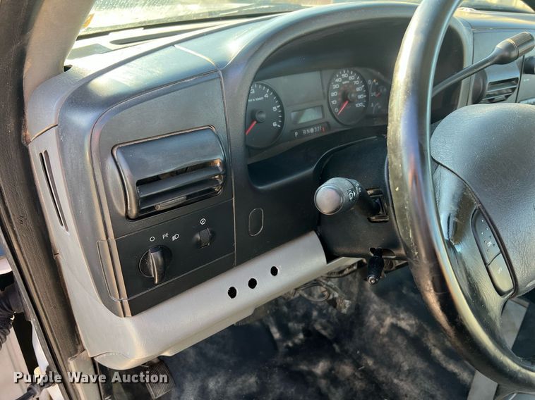 image for item NA9186 2006 Ford F250 Super Duty XL  pickup truck cab and chassis