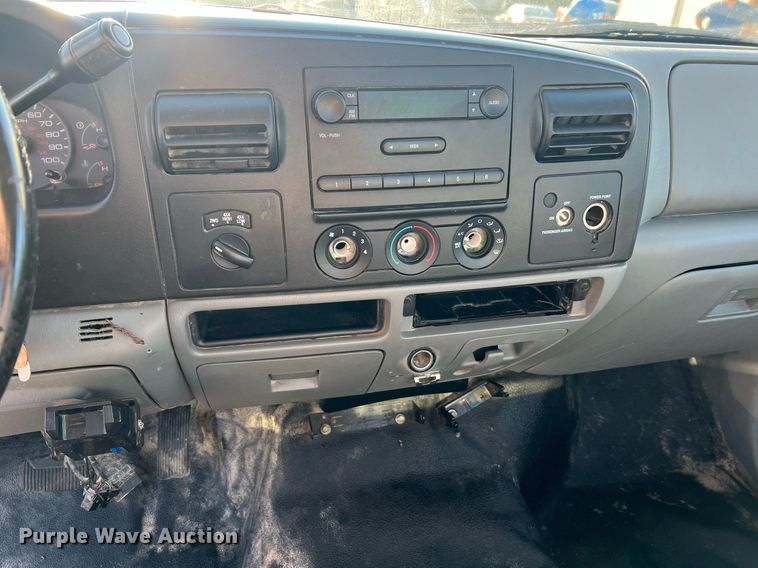 image for item NA9186 2006 Ford F250 Super Duty XL  pickup truck cab and chassis