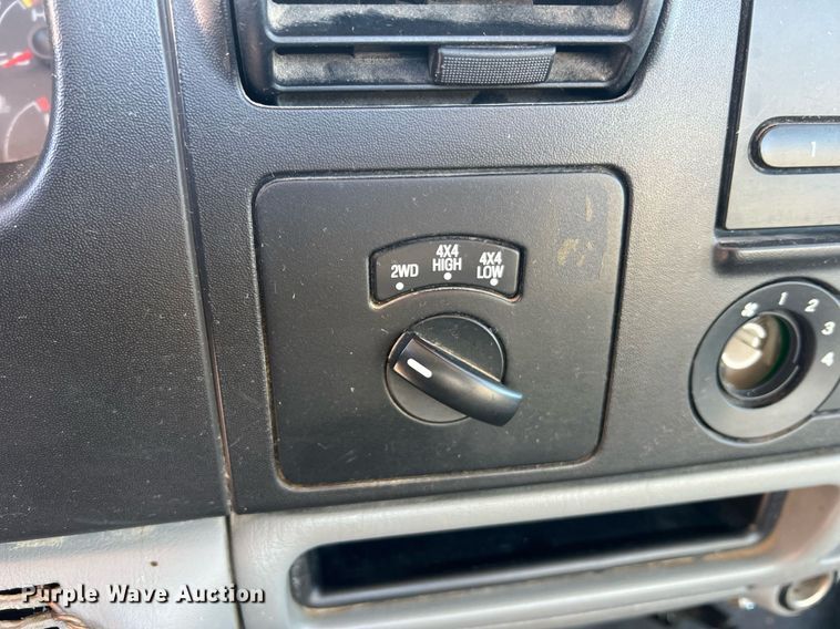 image for item NA9186 2006 Ford F250 Super Duty XL  pickup truck cab and chassis