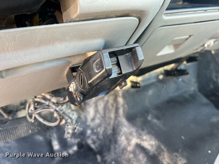 image for item NA9186 2006 Ford F250 Super Duty XL  pickup truck cab and chassis