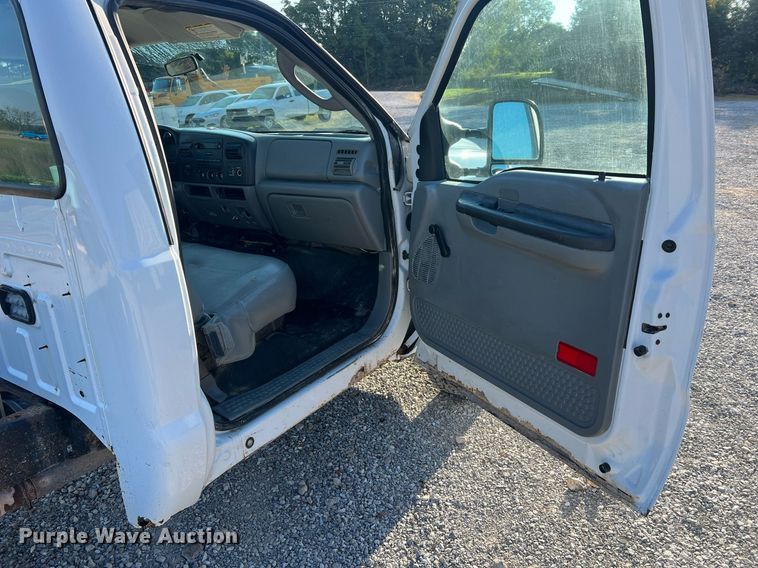 image for item NA9186 2006 Ford F250 Super Duty XL  pickup truck cab and chassis