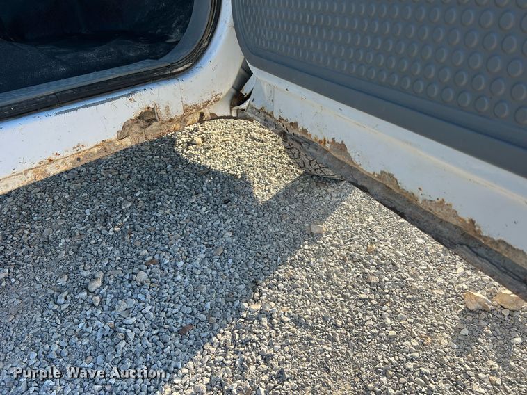 image for item NA9186 2006 Ford F250 Super Duty XL  pickup truck cab and chassis