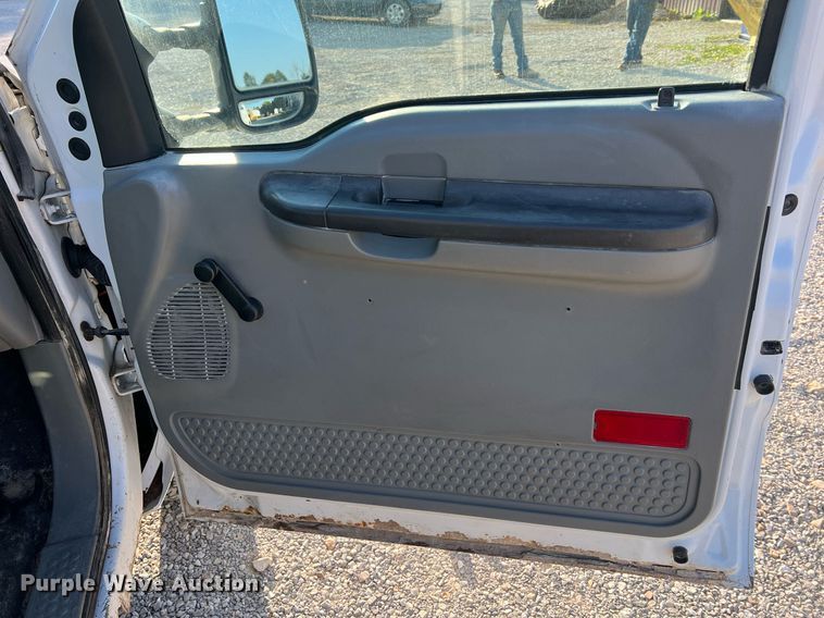 image for item NA9186 2006 Ford F250 Super Duty XL  pickup truck cab and chassis