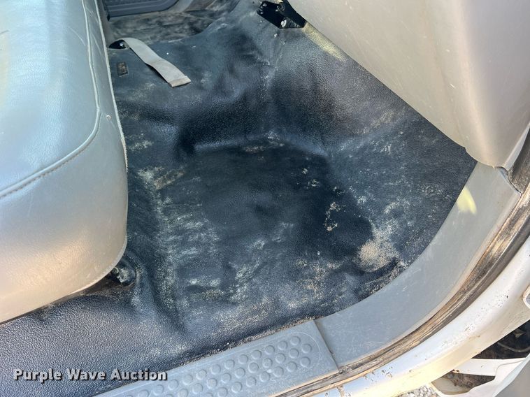 image for item NA9186 2006 Ford F250 Super Duty XL  pickup truck cab and chassis