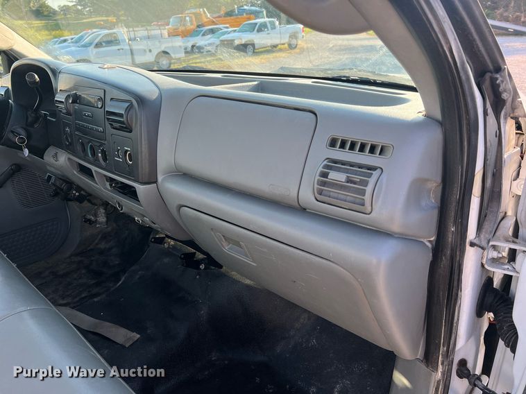 image for item NA9186 2006 Ford F250 Super Duty XL  pickup truck cab and chassis