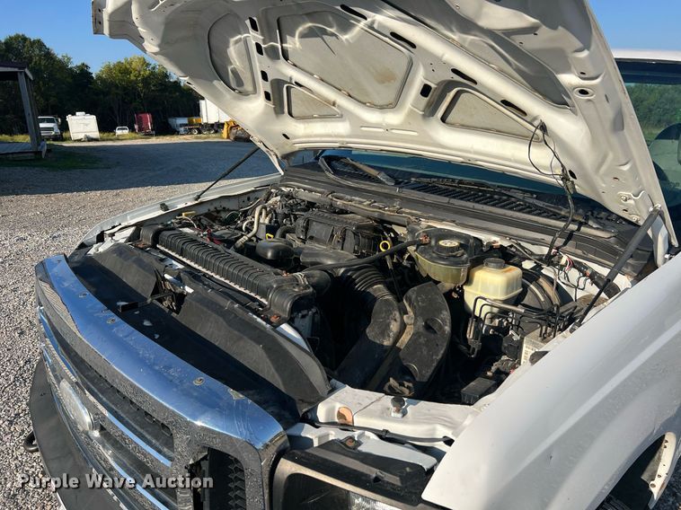 image for item NA9186 2006 Ford F250 Super Duty XL  pickup truck cab and chassis