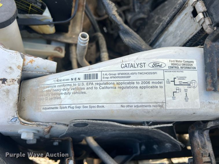 image for item NA9186 2006 Ford F250 Super Duty XL  pickup truck cab and chassis