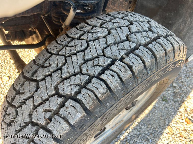 image for item NA9186 2006 Ford F250 Super Duty XL  pickup truck cab and chassis