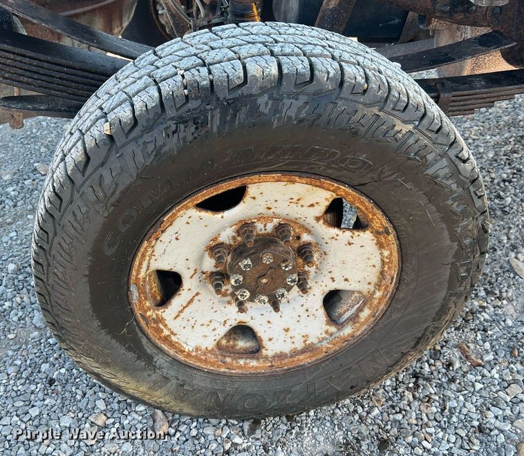 image for item NA9186 2006 Ford F250 Super Duty XL  pickup truck cab and chassis