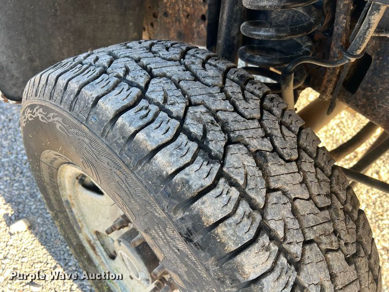 image for item NA9186 2006 Ford F250 Super Duty XL  pickup truck cab and chassis