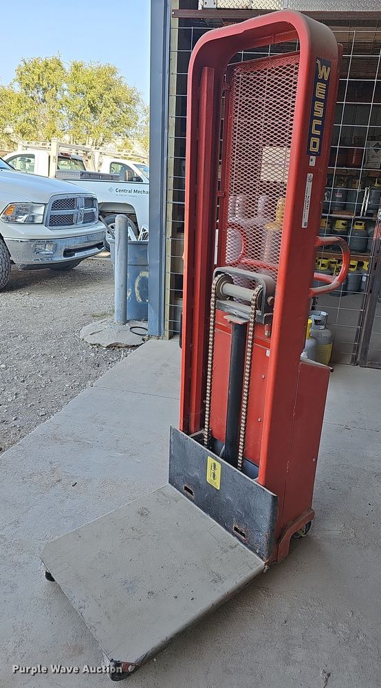 image for item NJ9764 2006 Wesco PSPL60242415S  platform lift