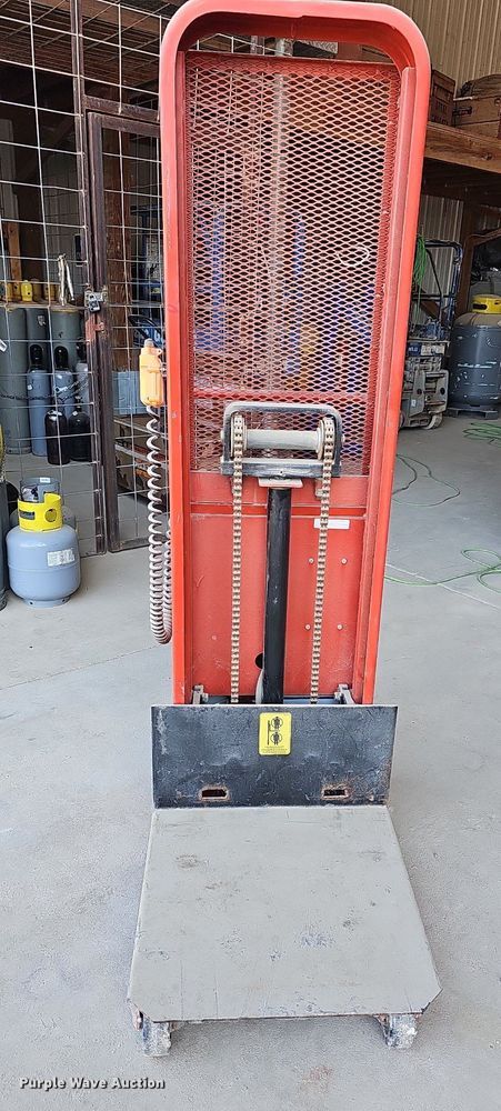 image for item NJ9764 2006 Wesco PSPL60242415S  platform lift