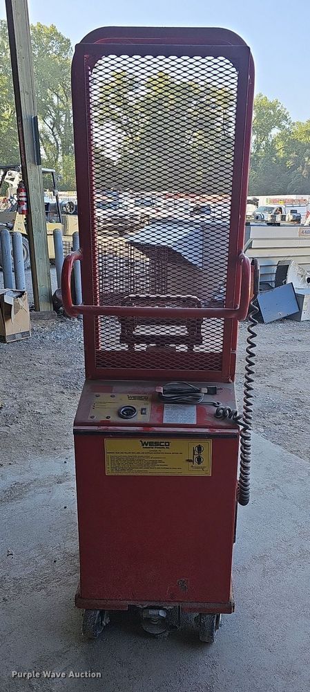 image for item NJ9764 2006 Wesco PSPL60242415S  platform lift