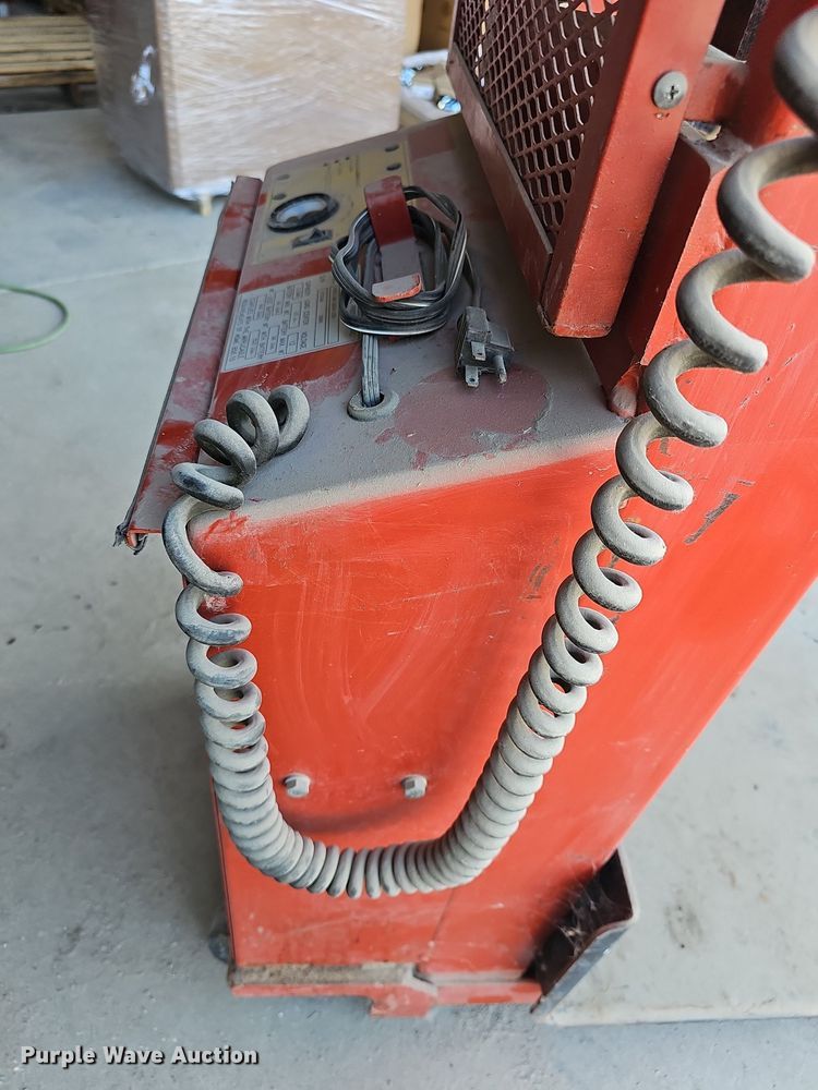 image for item NJ9764 2006 Wesco PSPL60242415S  platform lift