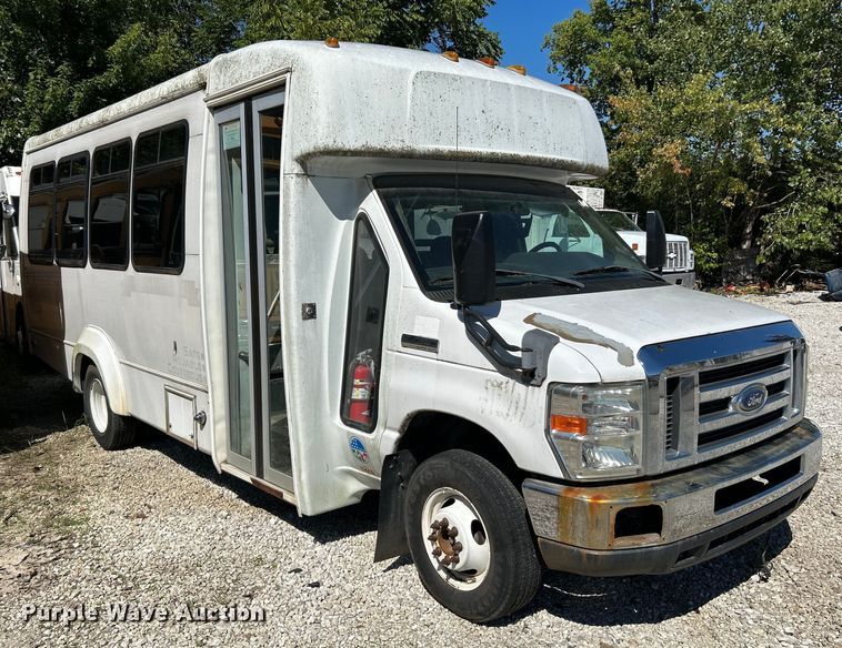 image for item NL9604 2009 Ford E450 Super Duty  shuttle bus