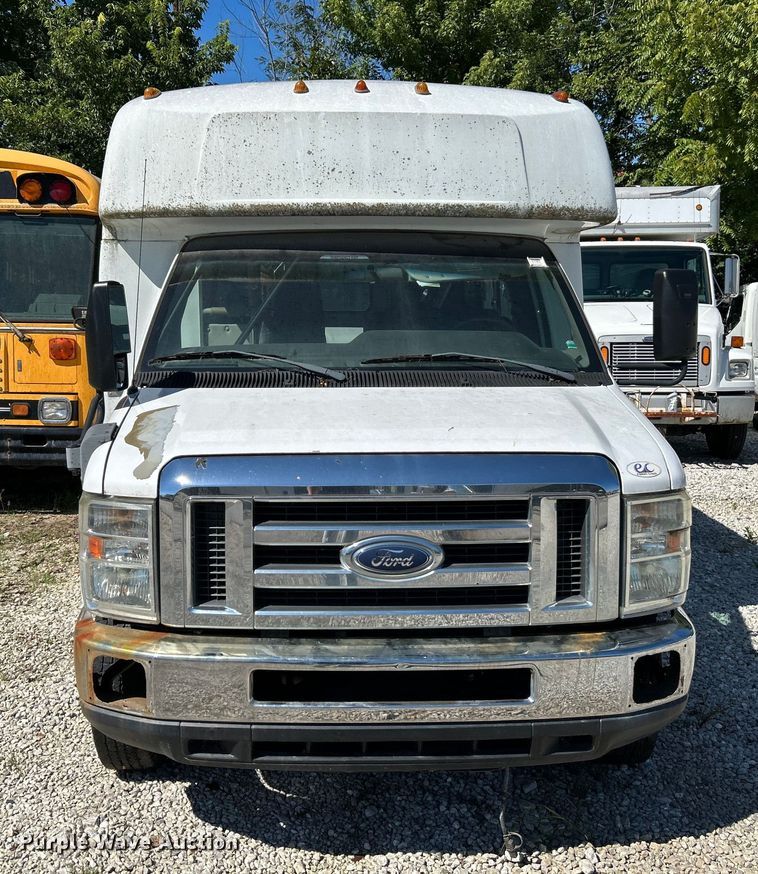 image for item NL9604 2009 Ford E450 Super Duty  shuttle bus