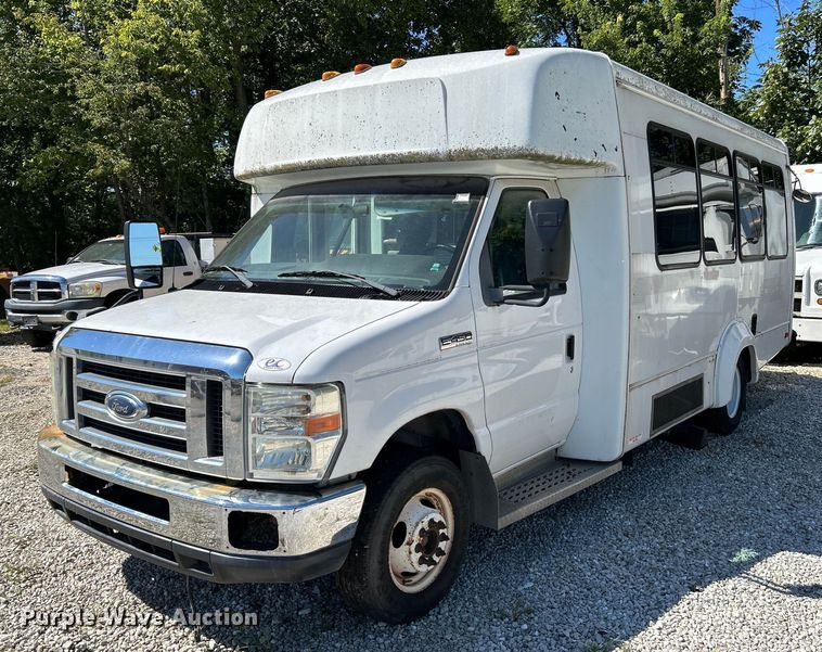 image for item NL9604 2009 Ford E450 Super Duty  shuttle bus